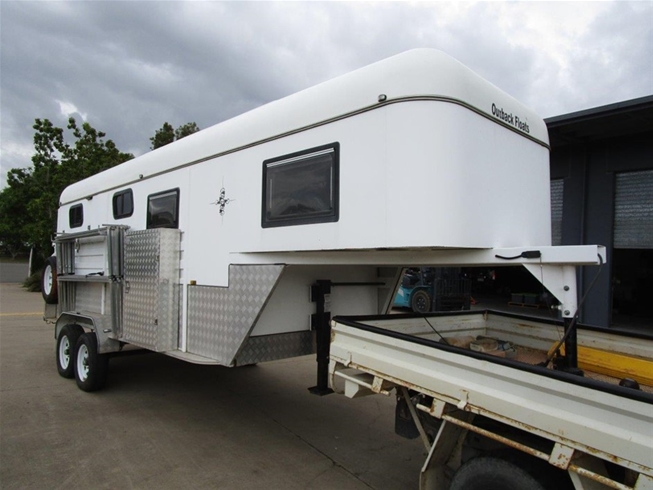 OUTBACK FLOATS CAMPER/HORSE FLOAT