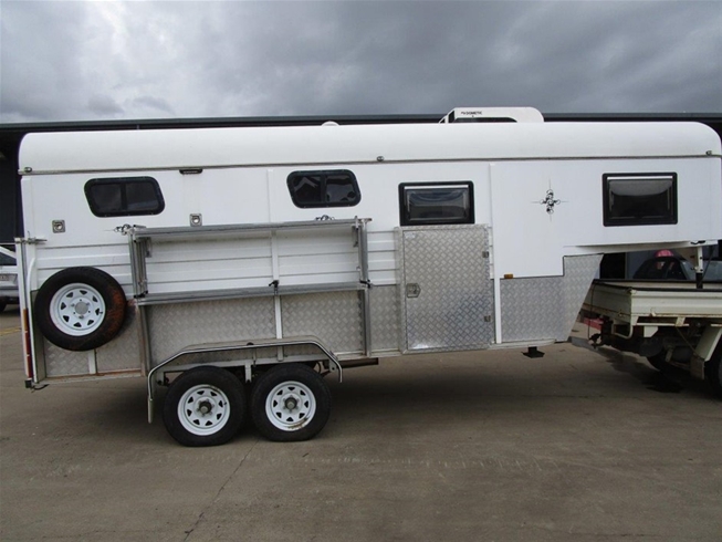 OUTBACK FLOATS CAMPER/HORSE FLOAT